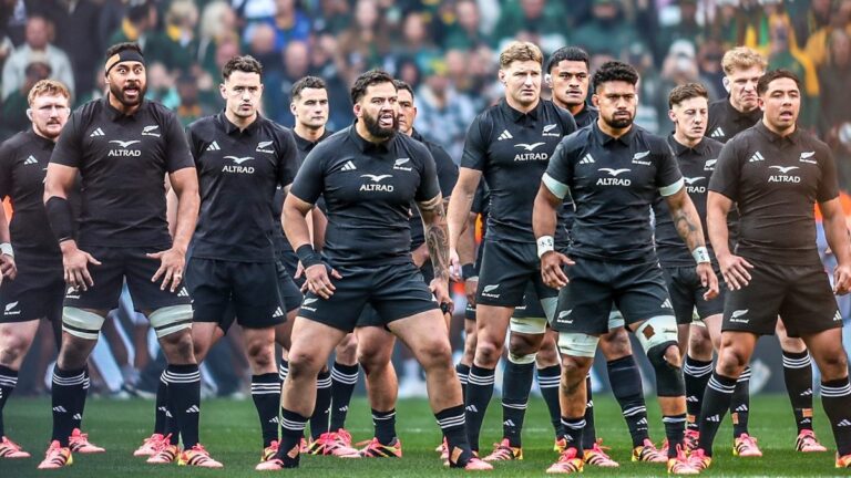 Die All Blacks doen die haka voor ’n vol pawiljoen in Suid-Afrika