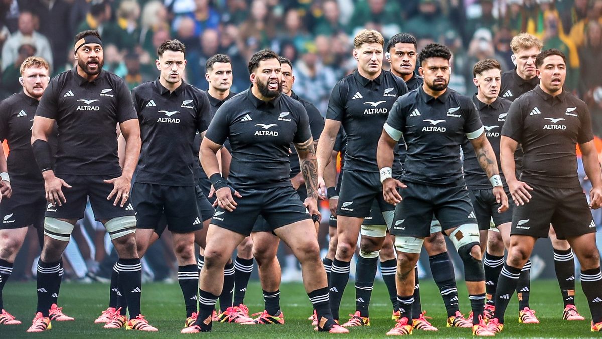 Die All Blacks doen die haka voor ’n vol pawiljoen in Suid-Afrika