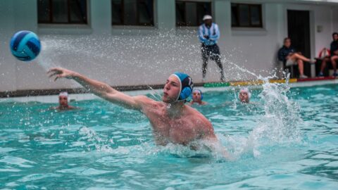 Matt Fenn van Bishops skiet ’n doel tydens die eindstryd van die SACS-waterpolotoernooi