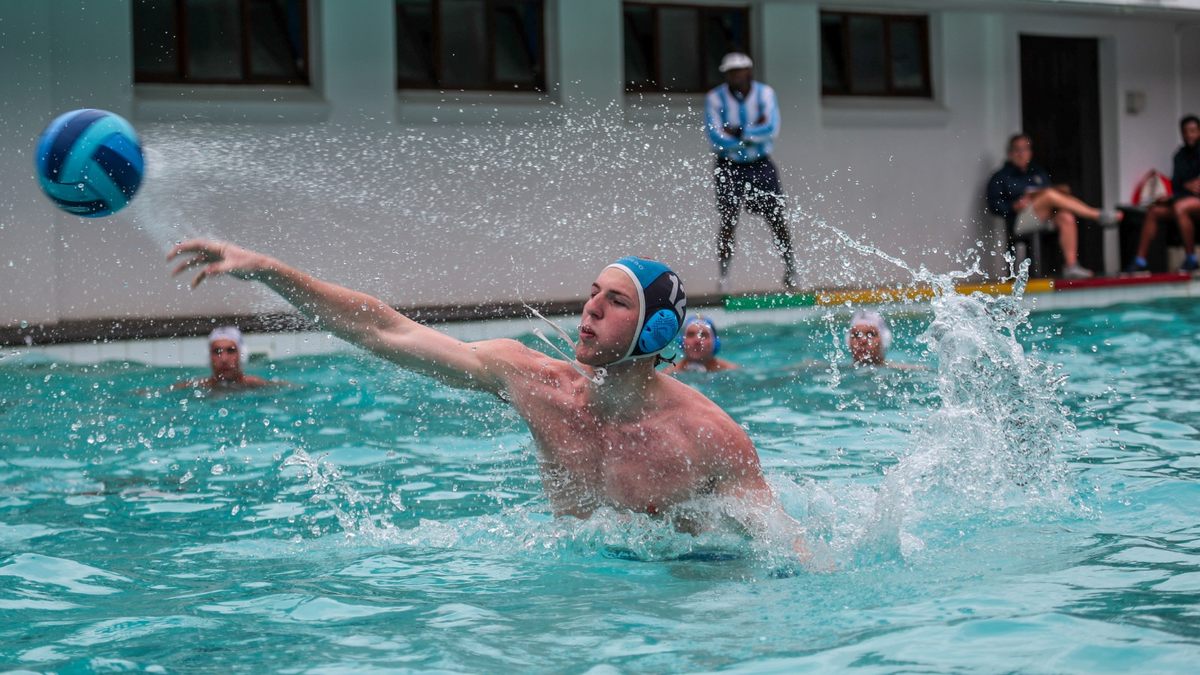 Matt Fenn van Bishops skiet ’n doel tydens die eindstryd van die SACS-waterpolotoernooi