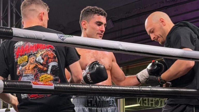 Bokser word by Fight Island 6 in Kaapstad in sy hoek versorg