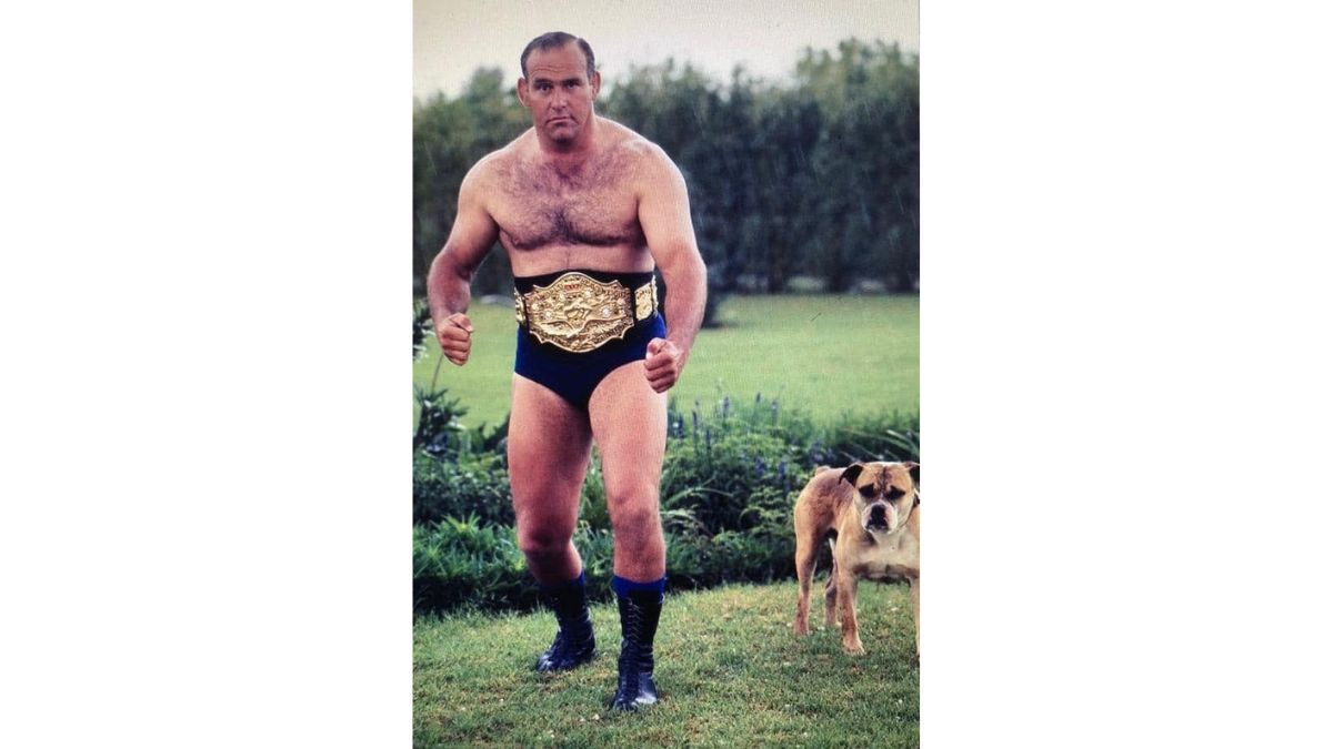 Stoeilegende Jan Wilkens met sy kampioenskapsgordel