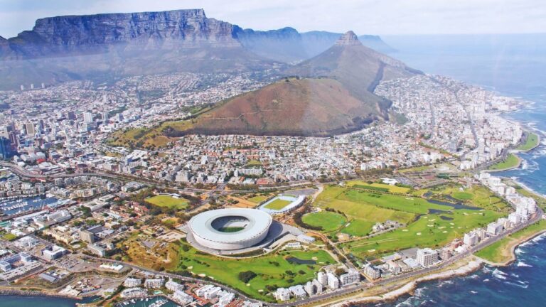 Lugfoto van Kaapstad met Tafelberg en die stadion op die agtergrond