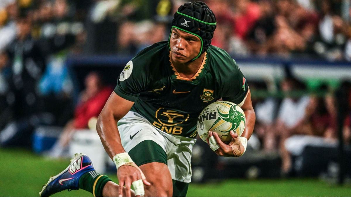 Springbok-speler met die bal in die hand tydens 'n toetswedstryd teen die All Blacks
