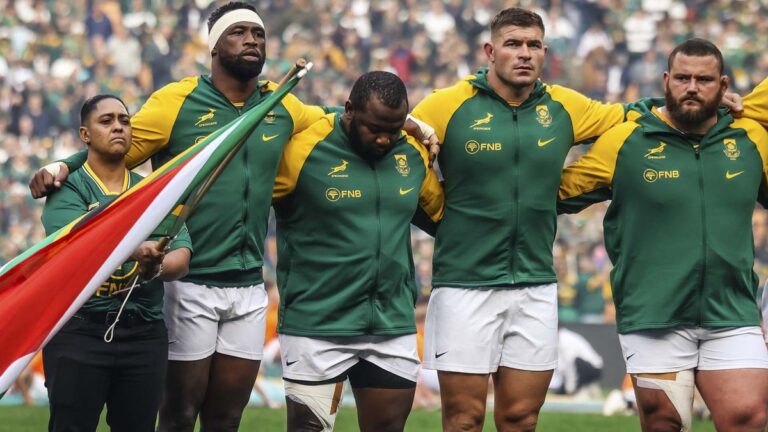 Springbokke staan ingehaak tydens die volkslied voor 'n toetswedstryd
