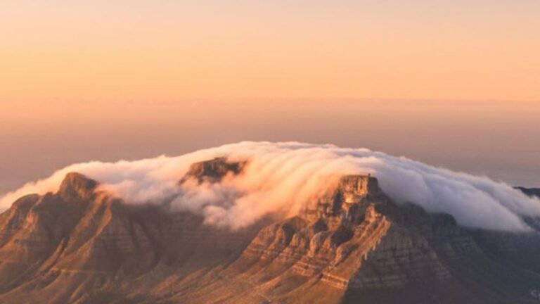 Uitsig oor Tafelberg en Devil's Peak bo Vredehoek in Kaapstad