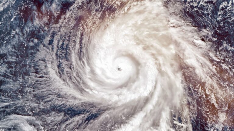 Satellietbeeld van 'n groot stormstelsel, illustrasie by die weerwaarskuwing vir Suid-Afrika
