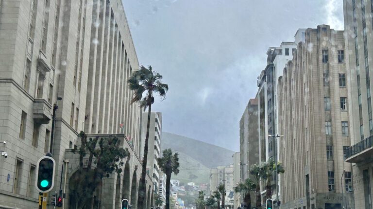 Sterk wind en reën in Kaapstad se middestad tydens weerwaarskuwing