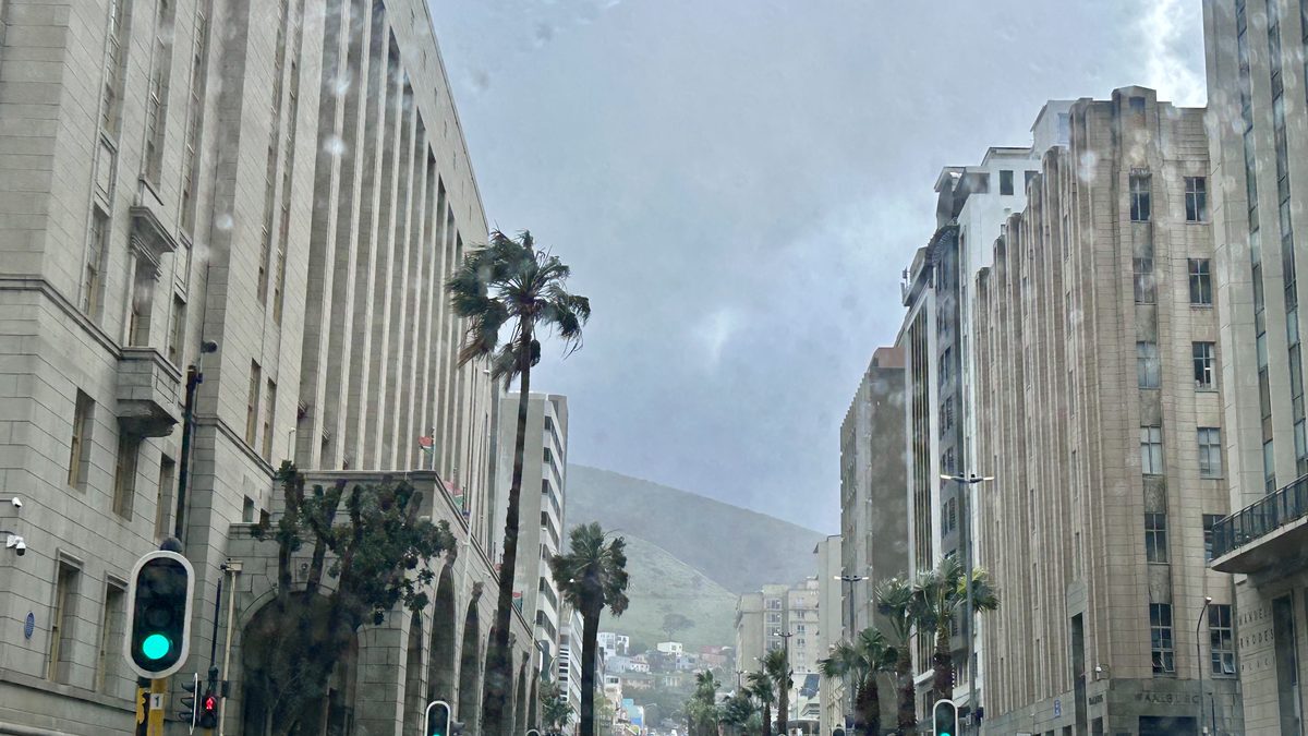 Sterk wind en reën in Kaapstad se middestad tydens weerwaarskuwing
