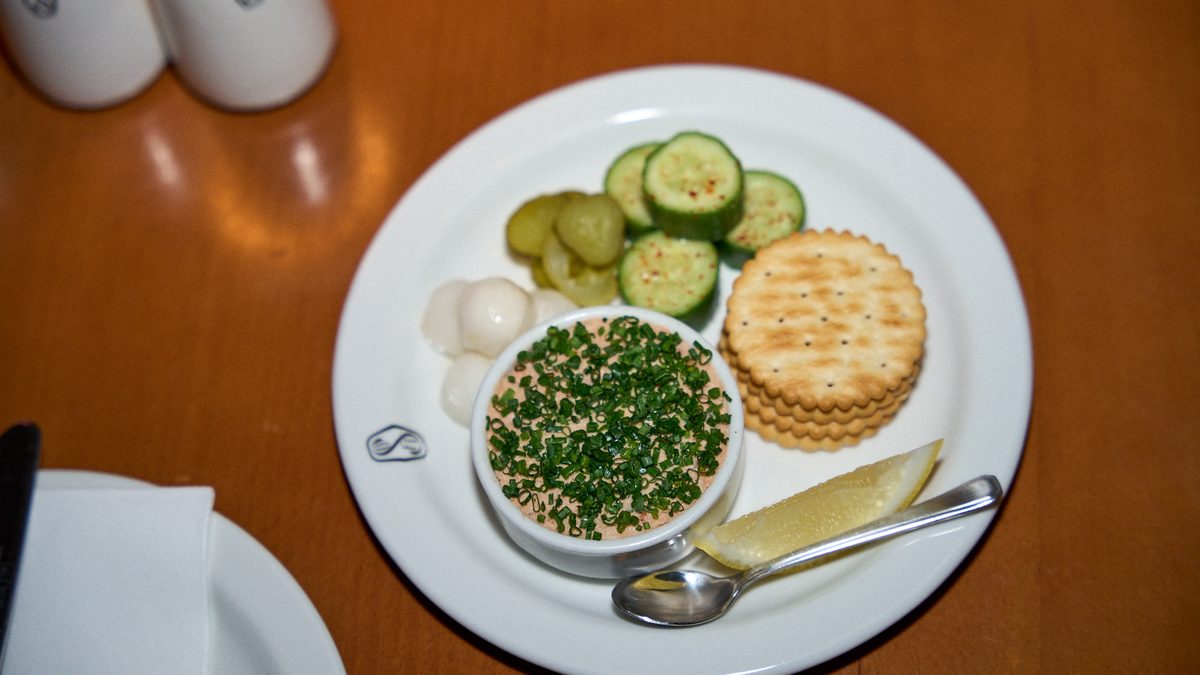 ’n Bakkie smeer met grasuie, beskuitjies, komkommer, ingelegde groente en suurlemoen by Cafe Sofi