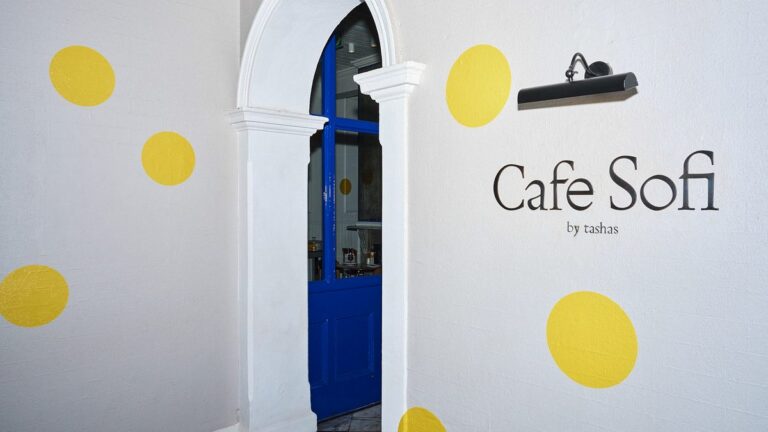 Die ingang van Cafe Sofi in Gardens, Kaapstad, met geel kolletjies op die mure