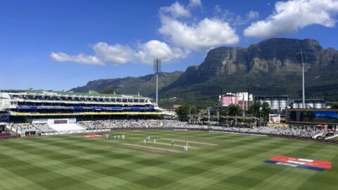 Nuweland-krieketveld in Kaapstad met Tafelberg agter die pawiljoene tydens die derde toets tussen die Proteas en Australië