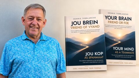 Hennie Terblanche langs sy boek Jou Brein: Vriend of Vyand en die Engelse uitgawe, Your Brain: Friend or Foe