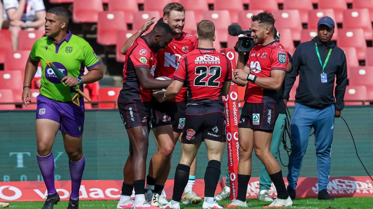 Kelly Mpeku vier die drie saam met sy spanmaats.