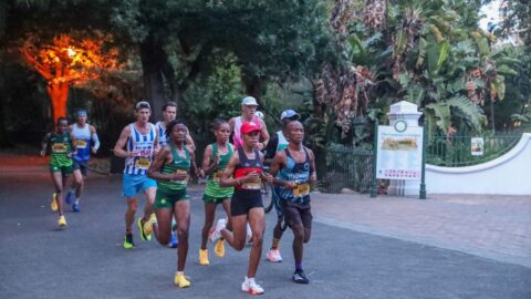 Voorste groep hardlopers by die Kompanjiestuin tydens die Nelson Mandela-marathon in Kaapstad