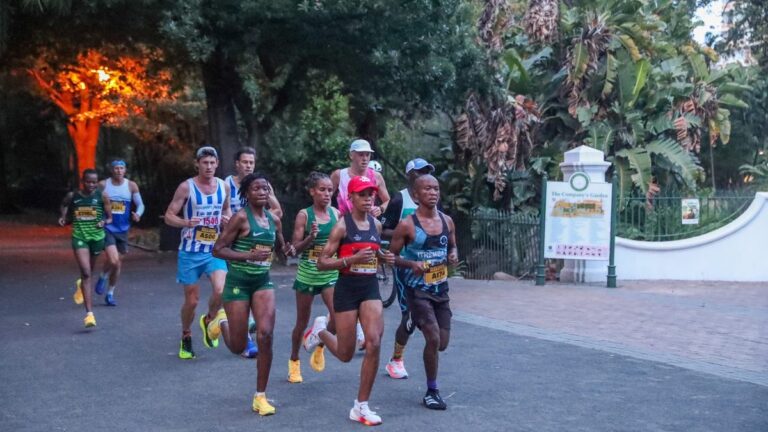 Voorste groep hardlopers by die Kompanjiestuin tydens die Nelson Mandela-marathon in Kaapstad