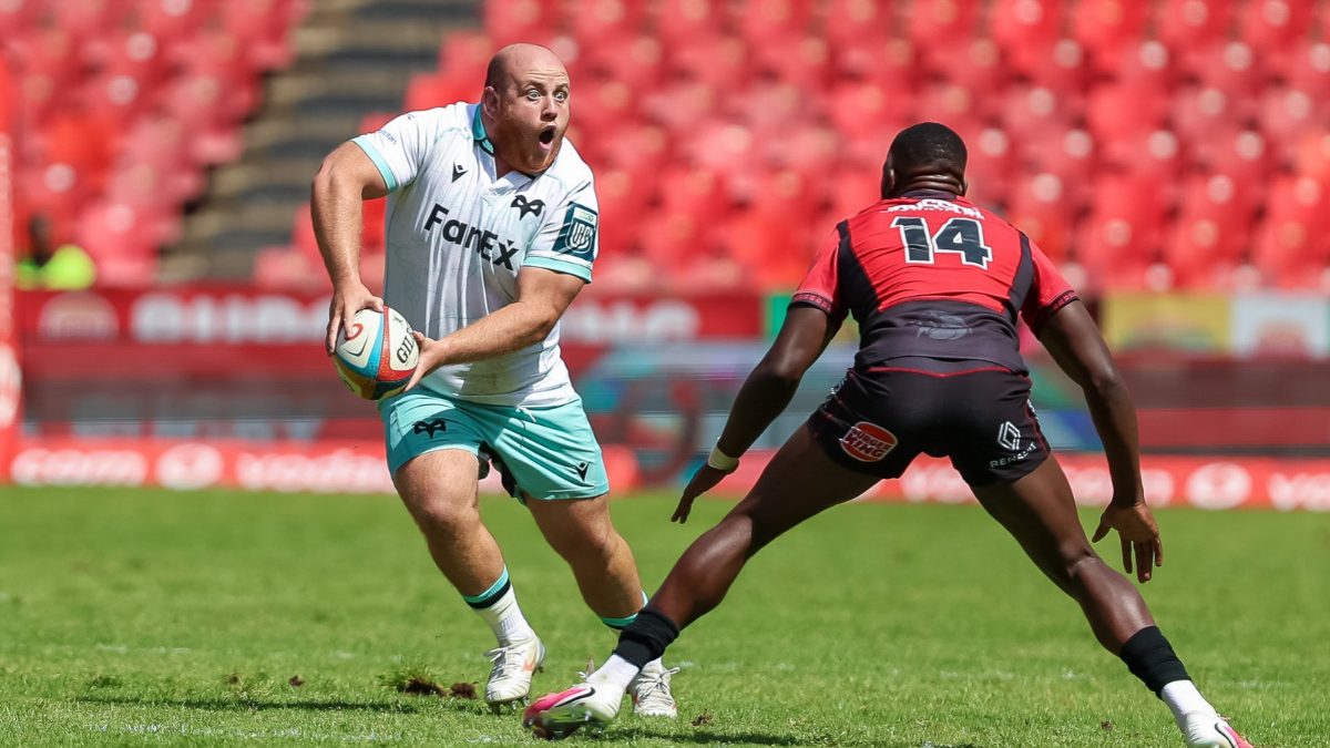 Rhys Henry op die aanval vir die Ospreys.