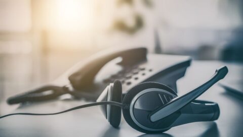 Kopstuk en telefoon op 'n kantoortafel
