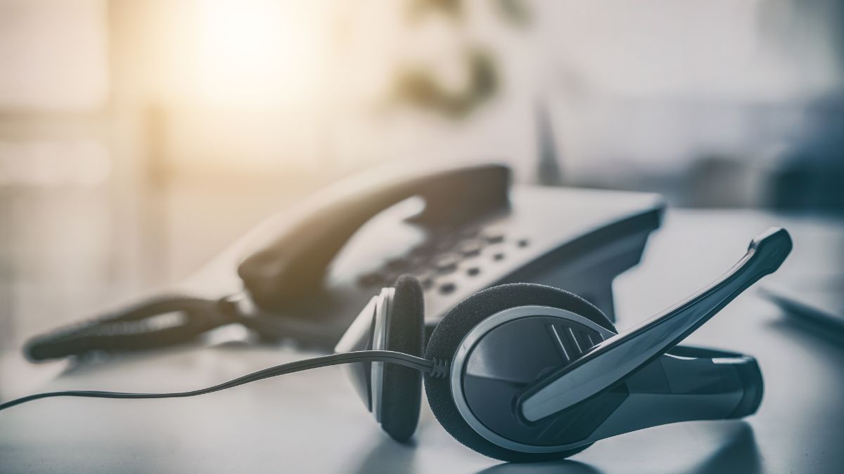 Kopstuk en telefoon op 'n kantoortafel